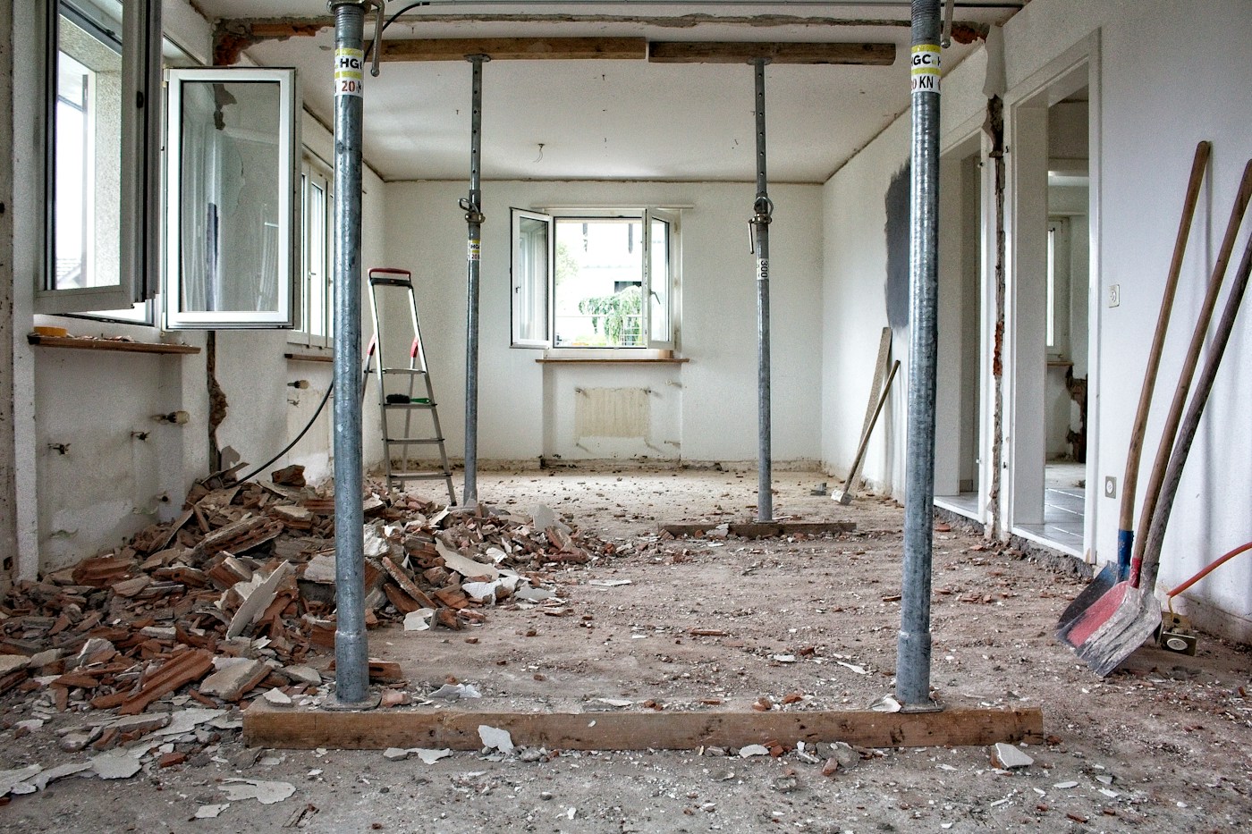 Habitación en obra, con puntales metálicos y escombro